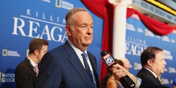 مذيع أميركي شهير يعقد صفقة مع 5 سيدات اتهمنه بالتحرش.. كيف تمكن من إسكاتهن؟