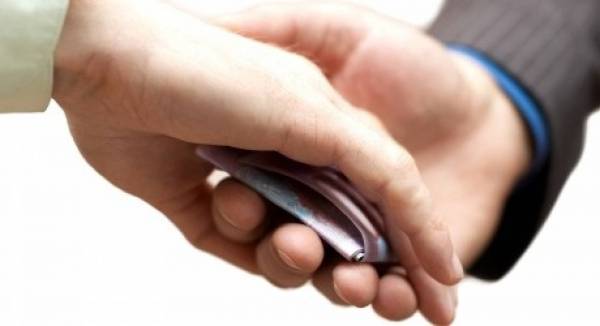 توقيف موظف ضريبة أُلقي القبض عليه وهو يتسلم رشوة