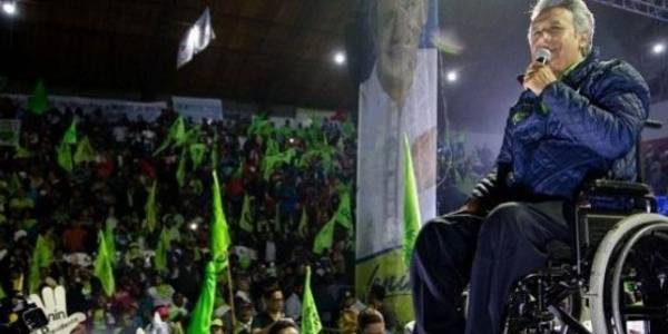 أُصيب بالشلل بسبب رصاصة قبل 20 عاماً.. وعاد رئيساً لدولة على كرسي متحرك