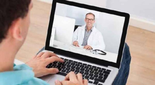 خبراء يحثون على التوسع في علاج الأمراض العقلية عبر الإنترنت