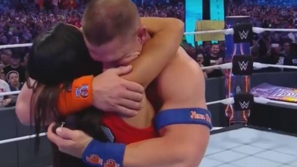 مصارع شهير يفاجئ زميلته على الحلبة