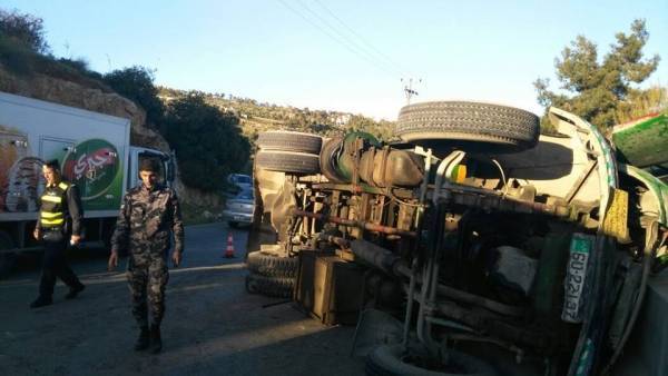 تدهور صهريج محمل بالنفط وانسكابه على الشارع في جرش