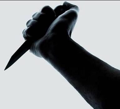 إصابة خطيرة لسيدة طعنها زوجها بالزرقاء