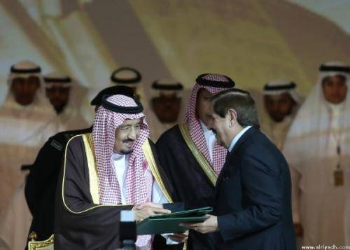 خادم الحرمين يسلم الكركي جائزة الملك فيصل