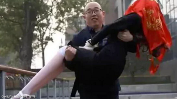 رجل يتزوج روبوتا صنعه بنفسه