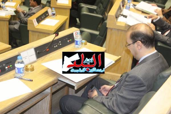 وزراء و نواب(مشغولون بالواتساب)خلال جلسة مناقشة رفع الأسعار !!(صور)