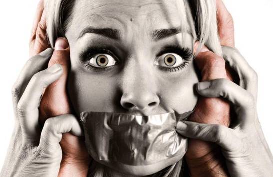 يبلغ الشرطة قبل كل علاقة عاطفية