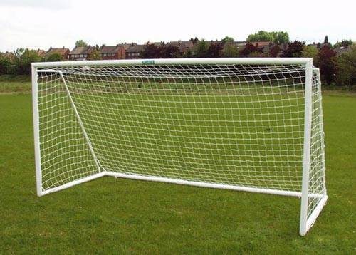 فيديو.. لاعب يهدر هدفا أمام المرمى الخالي بشكل لا يصدق