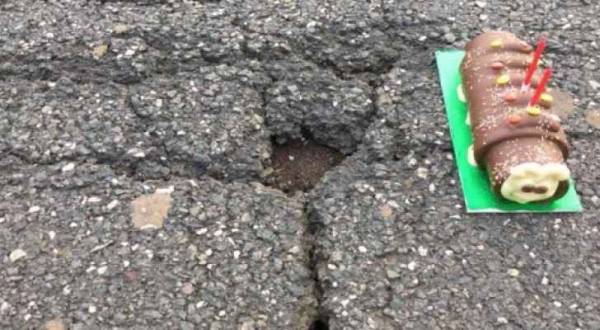 احتفال بعيد ميلاد (حفرة) بشارع أملا بإصلاحها