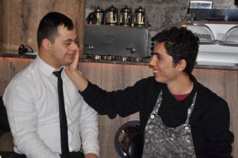 كفيف ومعاق.. ثنائي مميز في مطعم تركي   صور