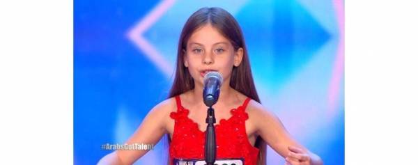 طفلة أردنية تبهر لجنة تحكيم عرب جوت تالنت وتنال الباز الذهبي (فيديو)