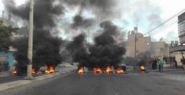 محتجون على حادث الرويشد يغلقون الطريق