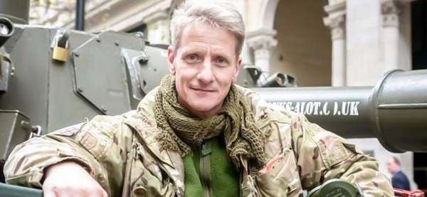 بالصور.. اشترى دبابة تالفة فعثر بداخلها على كنز