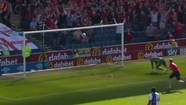 بالفيديو..بتسديدة واحدة..الكرة ترتد ثلاث مرات من العارضة