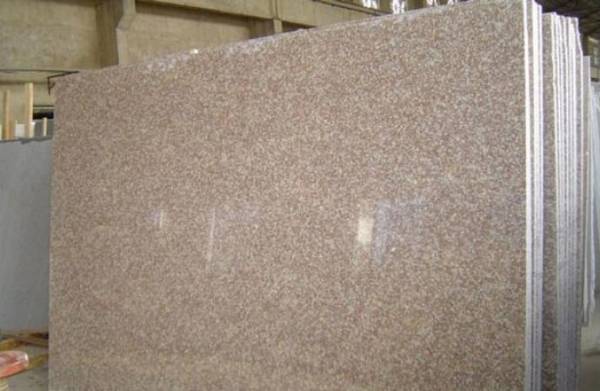 وفاة وإصابة عامليّن إثر سقوط ألواح جرانيت