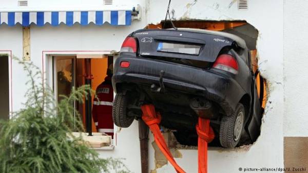 امرأة تقتحم بسيارتها غرفة نوم وتحط على السرير