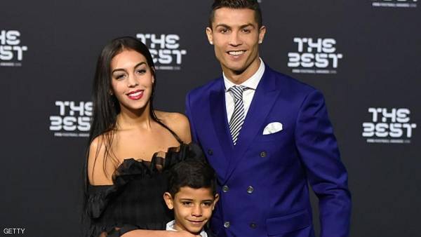 صديقة رونالدو ضحية الباباراتزي