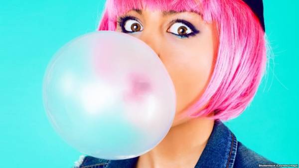 منعتها سنغافورة.. 10 حقائق عن العلكة