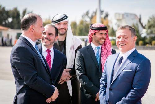 الملك ينشر صورة تجمعه بإخوته الأمراء على تويتر