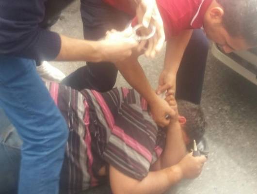 مثير للفوضى في الزرقاء يسرق رجل البحث الجنائي اثناء القبض عليه (فيديو)