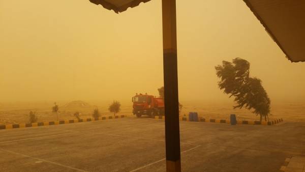 بالصور .. انعدام للرؤية على الطريق الصحراوي بسبب الغبار