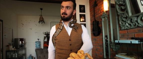 تركي يحول منزله حديقة للحيوانات ويعيش معها منذ 6 سنوات  (صور)