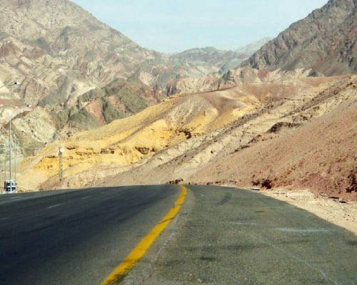 انهيارات تغلق طريق وادي عربة  البترا بسبب الأمطار الغزيرة