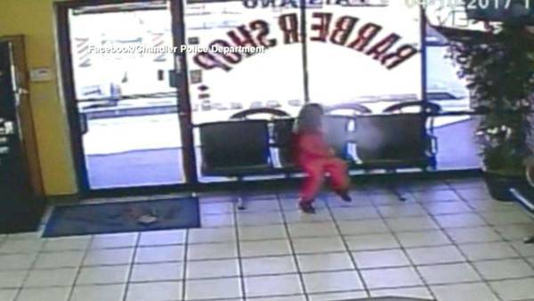 بالفيديو.. طفلة تنجو بمعجزة من رصاصة كادت تخترق رأسها