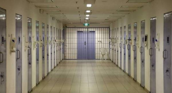 سجناء يجمعون كمبيوتر لمشاهدة الأفلام الإباحية