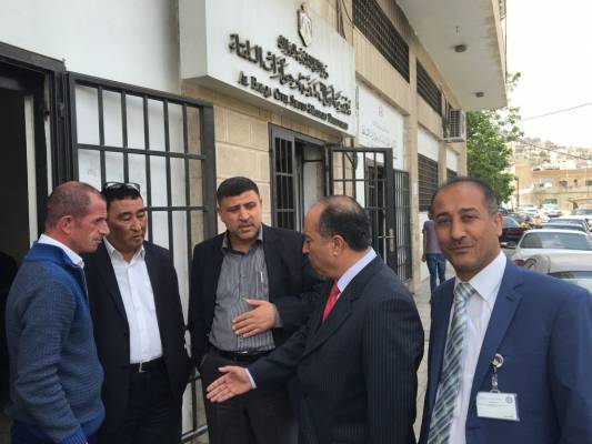 الشهوان يزور مكتب احوال   وجوازات السلط (صور)