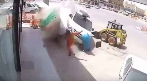 بالفيديو .. عامل ينجو من الموت دهسا بأعجوبة