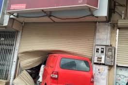 مركبة تقتحم احد المحال التجارية في العقبة