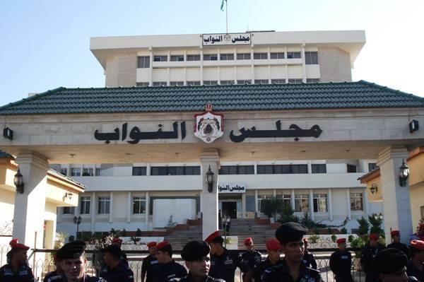 النواب يتراجع عن إلغاء مادة الخدمة المدنية بـ(العنف الأسري)