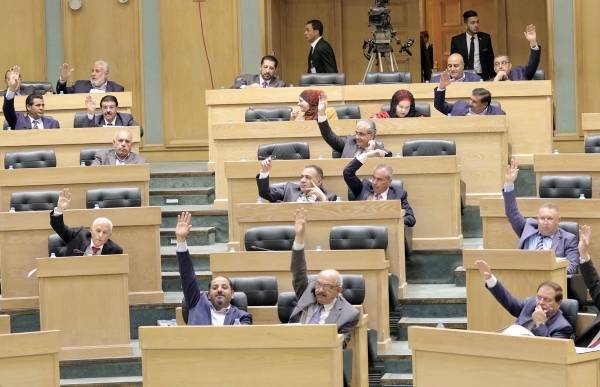 مذكرة نيابية تدعو الحكومة لوضع آلية عمل لباصات نقل طلبة المدارس