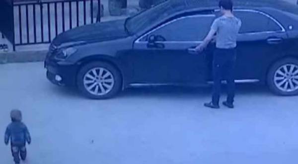 بالفيديو.. سائق ينشغل بهاتفه ويدهس طفلاً عمر عامان