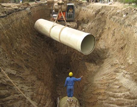 وفاة طفل تدحرج عليه انبوب صرف صحي بالنصر