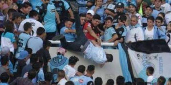 مشجع أرجنتيني تم القاؤه من المدرجات .. ماذا حلّ به؟