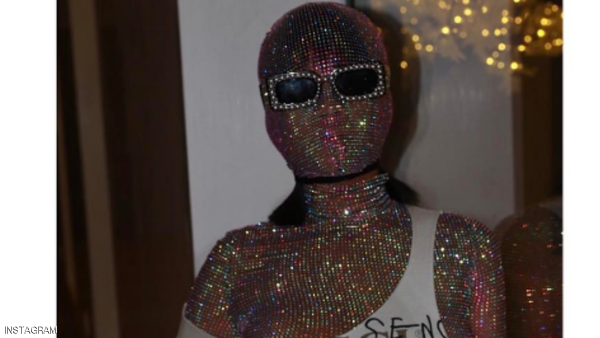 ريهانا في إطلالة غريبة