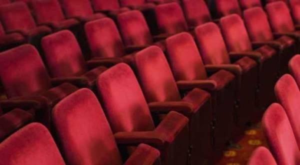 لماذا أغلب مقاعد السينما حمراء؟