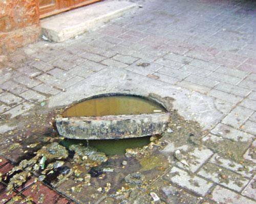 مياه الصرف الصحي تجتاح شوارع المقابلين ..وأمانة عمّان غائبة !!