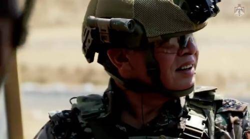 الملك يشارك في تمرين عسكري بالذخيرة الحية (فيديو)