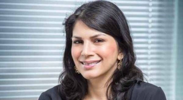 امرأة تسافر ١٣٥ ألف ميل للعمل كل عام