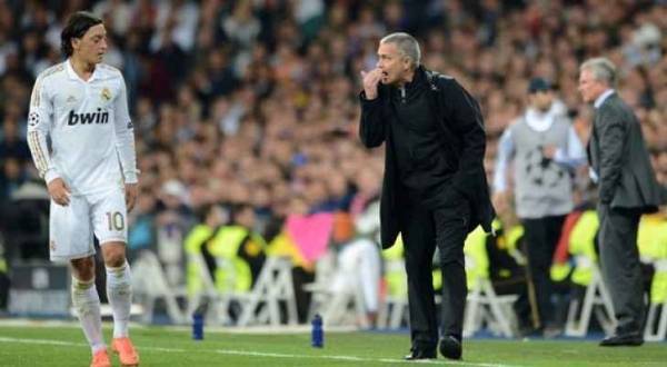 أوزيل يكشف سر تمزيق قميص ريال مدريد ورميه على مورينيو