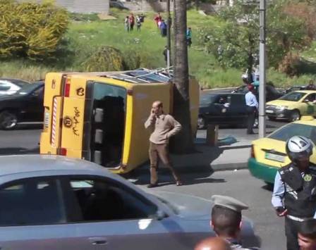 3 اصابات بتصادم باص مدرسة وحافلة