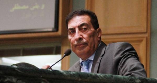 الطراونة ينتقد خروج النواب المتحدثين من القبة