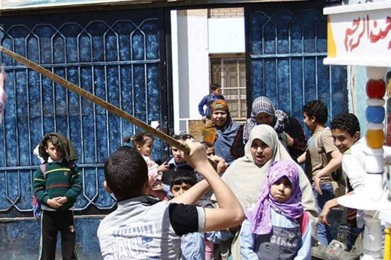 خمسون شخصا يهاجمون مدرسة بلواء ماركا ويصيبون عددا من معلميها