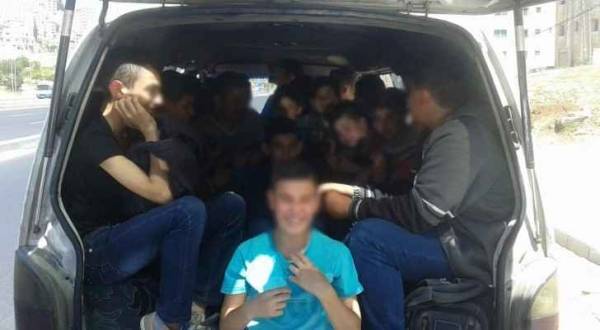 ضبط ٢٣ طالب مدرسة بمركبة واحدة!