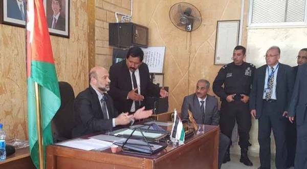 الرزاز يزور مدرسة المرقب ويتوعد المعتدين.. (صور)