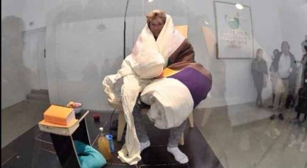 بالفيديو.. فرخ يخرج من بيضة رقد عليها فنان فرنسي