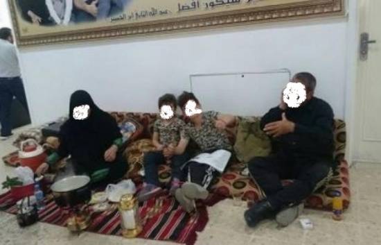 عائلة وفِراشها أمام مكتب رئيس بلدية المزار الشمالي